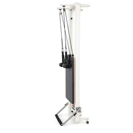 Reformer-Rahmen des Elina Pilates Nubium mit Tower senkrecht aufgestellt