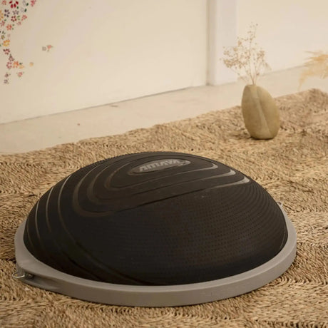 Elina Pilates Air Step Balance Station Pro Balancetrainer in Schwarz auf Juteteppich in heller Wohnung