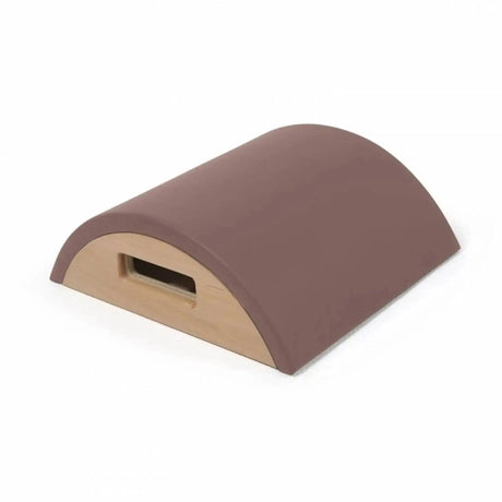 Elina Pilates Arc aus Holz mit Polster in Aged Rose, Schrägansicht mit Griffmulde im Holzkorpus