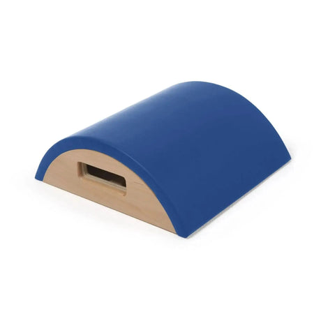 Elina Pilates Arc aus Holz mit Polster in Blau, Schrägansicht mit Griffmulde im Holzkorpus