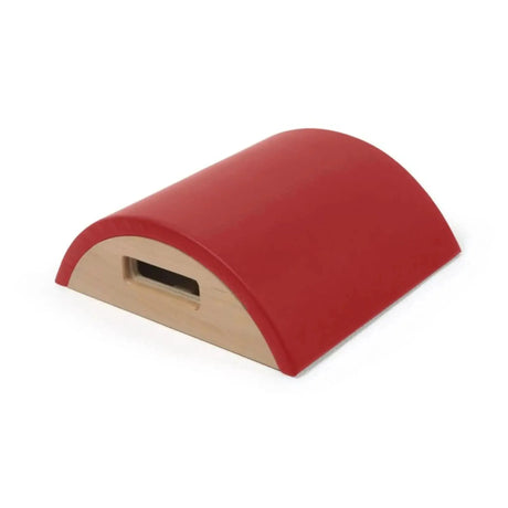 Elina Pilates Arc aus Holz mit Polster in Rot, Schrägansicht mit Griffmulde im Holzkorpus