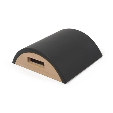 Elina Pilates Arc aus Holz mit schwarzem Polster, Schrägansicht mit Griffmulde im Holzkorpus