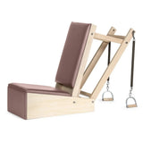 Elina Pilates Baby Chair aus Ahornholz – Seitenansicht mit bordeauxfarbenem Polster und Griffen