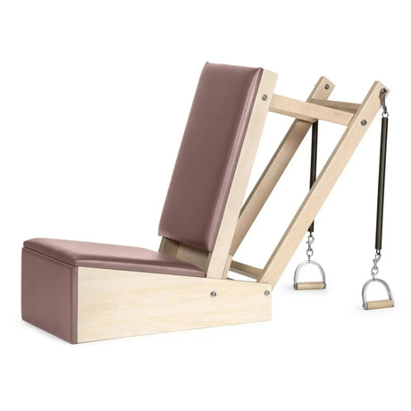 Elina Pilates Baby Chair aus Ahornholz – Seitenansicht mit bordeauxfarbenem Polster und Griffen