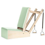Elina Pilates Baby Chair aus Ahornholz – Seitenansicht mit grünem Polster und Griffen