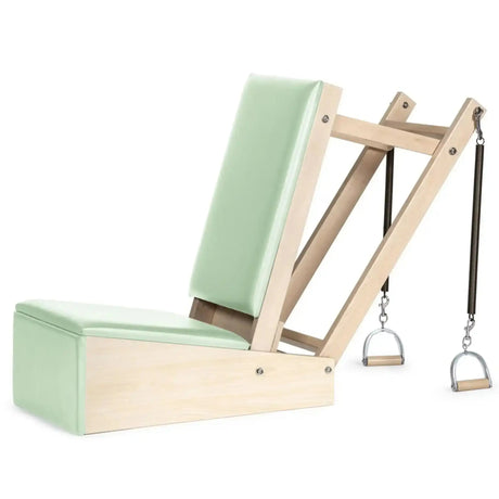Elina Pilates Baby Chair aus Ahornholz – Seitenansicht mit grünem Polster und Griffen