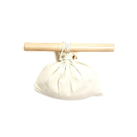 Elina Pilates Bean Bag Roll-Up Device mit Holzstange, Seil und gefülltem beigen Stoffbeutel auf weißem Hintergrund