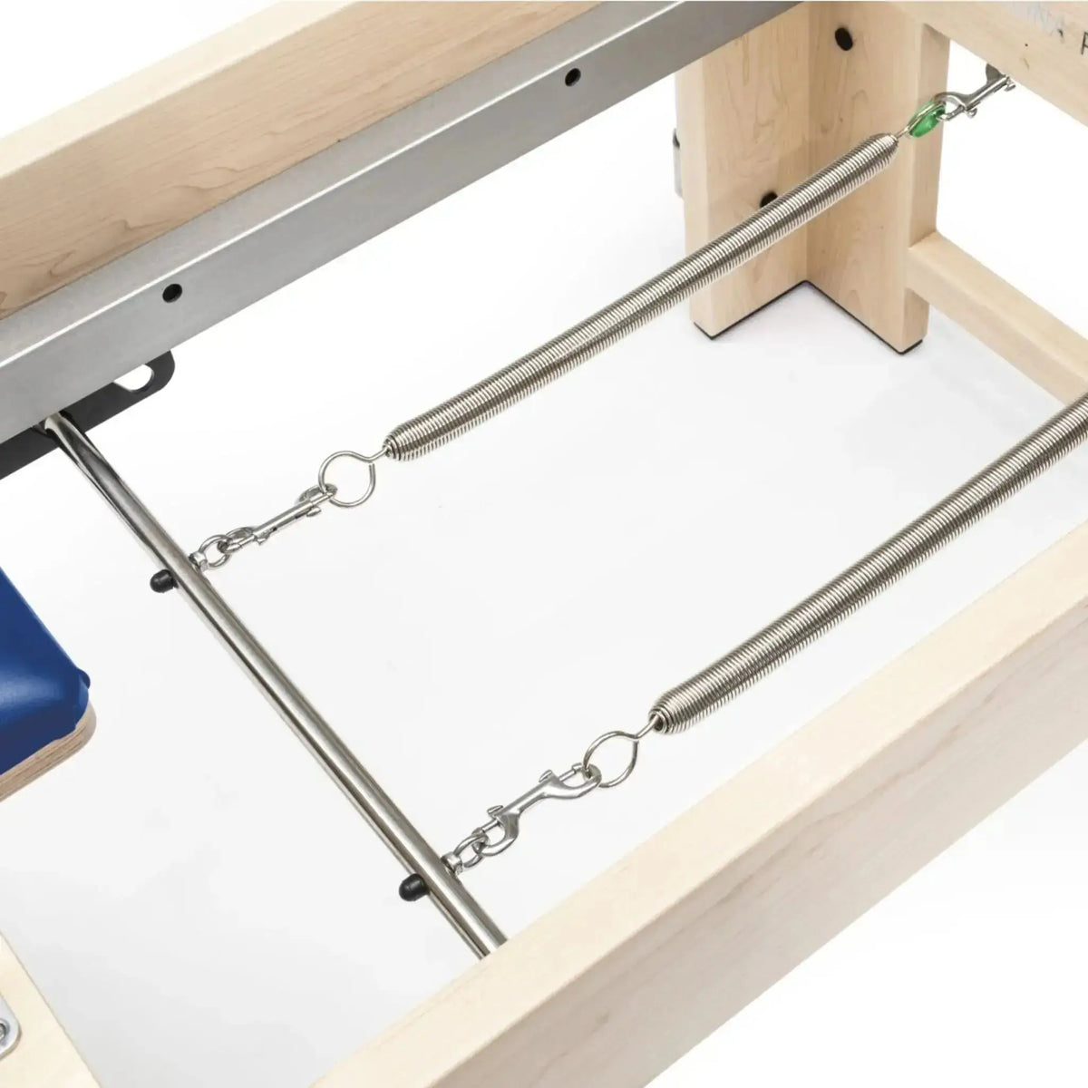 Elina Pilates Cadillac Elite Reformer aus Rock-Ahorn – Detail der Federn unter dem Rahmen aus Ahornholz