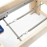 Elina Pilates Cadillac Elite Reformer aus Rock-Ahorn – Detail der Federn unter dem Rahmen aus Ahornholz