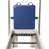Elina Pilates Cadillac Elite Reformer aus Rock-Ahorn – Detail der Kopfstütze in Blau mit Federleiste, Blick von oben