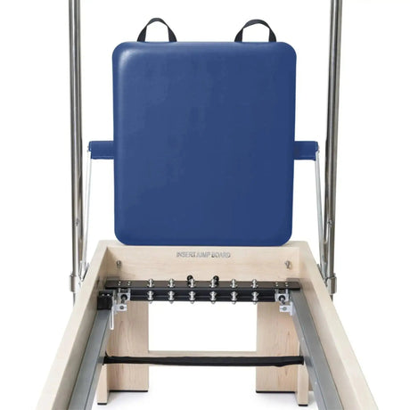 Elina Pilates Cadillac Elite Reformer aus Rock-Ahorn – Detail der Kopfstütze in Blau mit Federleiste, Blick von oben