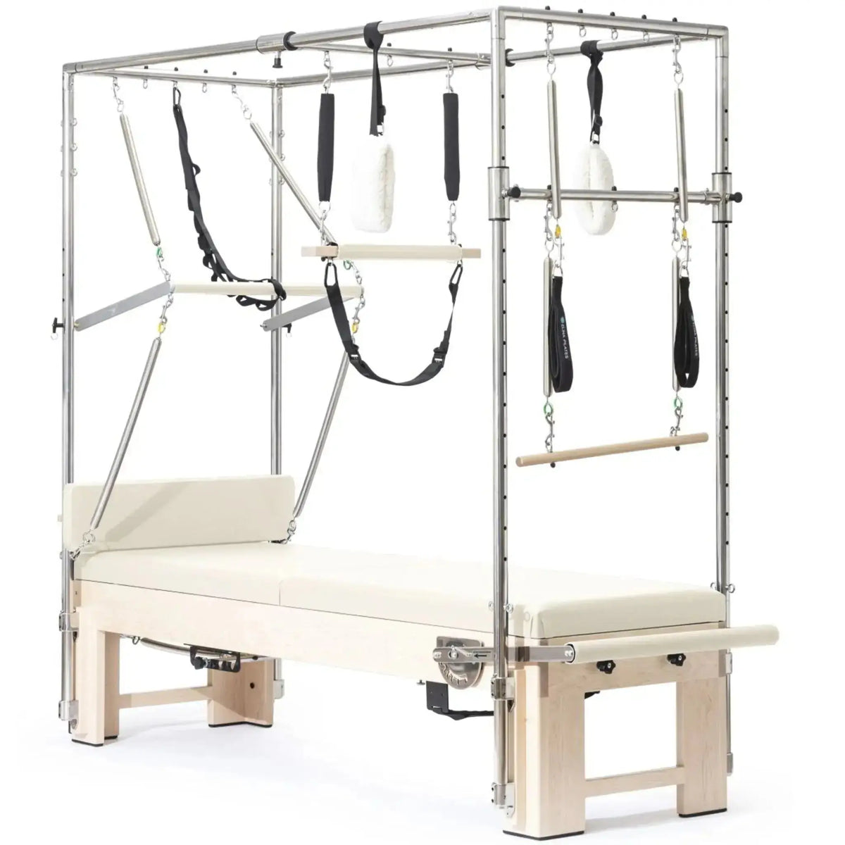 Elina Pilates Cadillac Elite Reformer aus Rock-Ahorn – Schrägansicht mit Ahorngestell und Polstern in Elfenbein