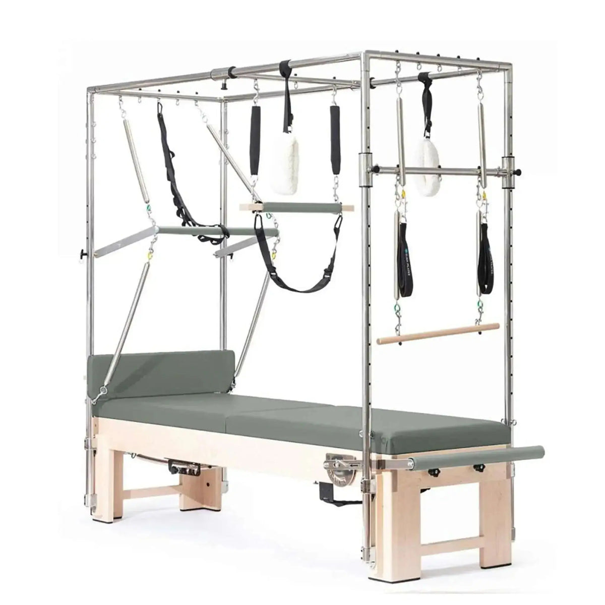 Elina Pilates Cadillac Elite Reformer aus Rock-Ahorn – Schrägansicht mit Ahorngestell und Polstern in Eukalyptus