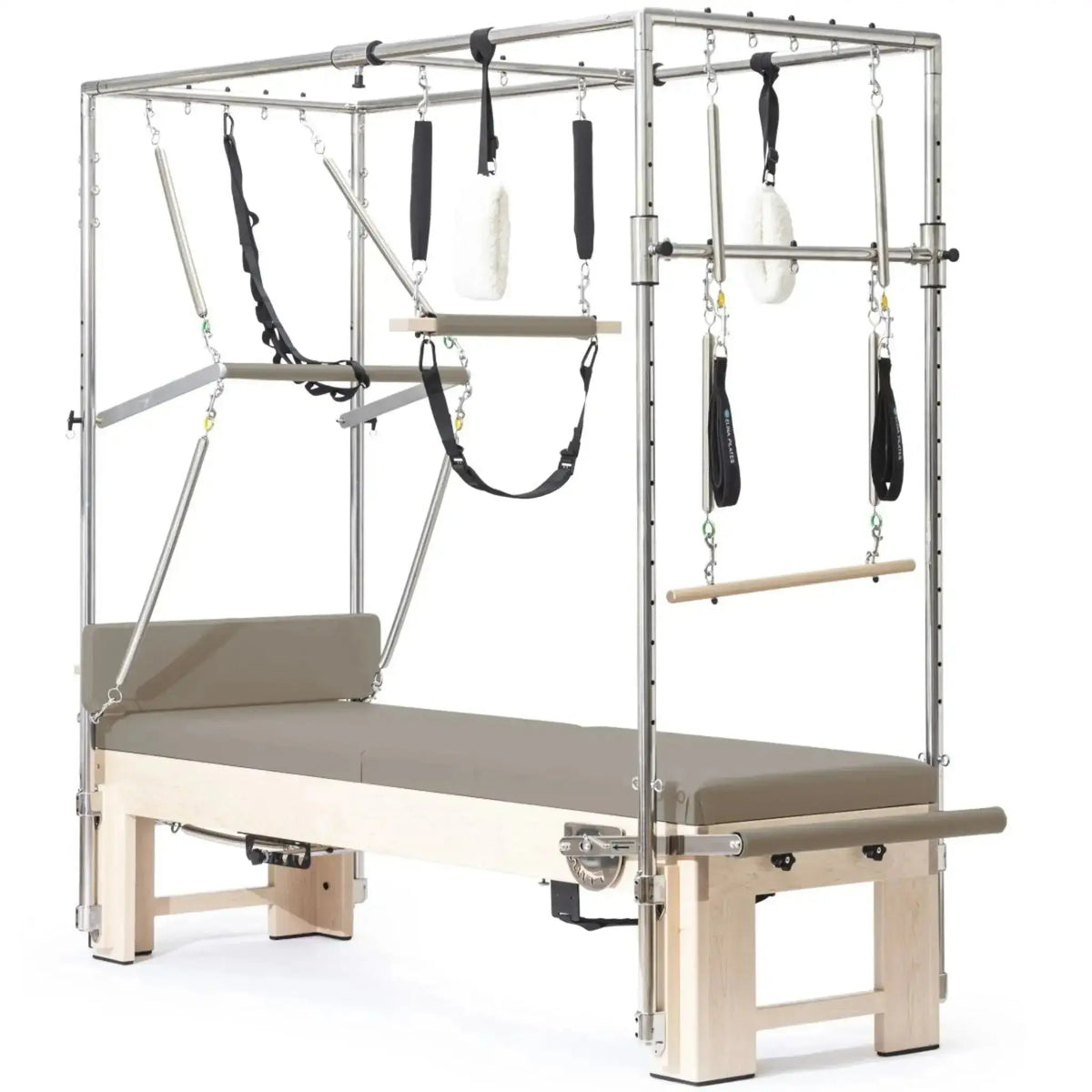 Elina Pilates Cadillac Elite Reformer aus Rock-Ahorn – Schrägansicht mit Ahorngestell und Polstern in Mokka