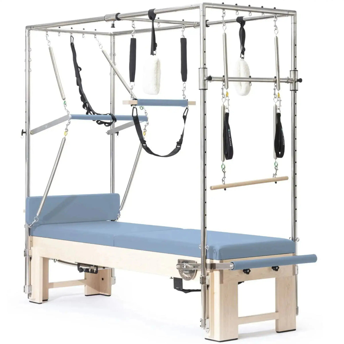 Elina Pilates Cadillac Elite Reformer aus Rock-Ahorn – Schrägansicht mit Ahorngestell und Polstern in Ozeanblau