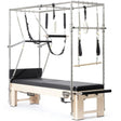 Elina Pilates Cadillac Elite Reformer aus Rock-Ahorn – Schrägansicht mit Ahorngestell und Polstern in Schwarz