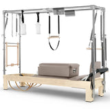 Elina Pilates Cadillac Reformer aus Ahornholz, Seitenansicht mit Polstern in Altrosa und Trapez-Rahmen aus Aluminium