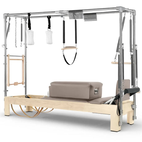 Elina Pilates Cadillac Reformer aus Ahornholz, Seitenansicht mit Polstern in Altrosa und Trapez-Rahmen aus Aluminium