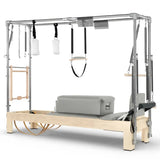 Elina Pilates Cadillac Reformer aus Ahornholz, Seitenansicht mit Polstern in Eukalyptus und Trapez-Rahmen aus Aluminium