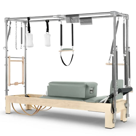 Elina Pilates Cadillac Reformer aus Ahornholz, Seitenansicht mit Polstern in Grün und Trapez-Rahmen aus Aluminium