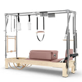 Elina Pilates Cadillac Reformer aus Ahornholz, Seitenansicht mit Polstern in Mokka und Trapez-Rahmen aus Aluminium