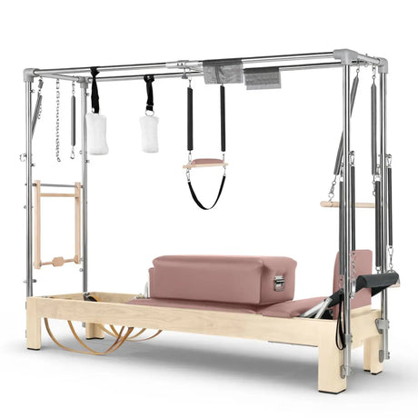 Elina Pilates Cadillac Reformer aus Ahornholz, Seitenansicht mit Polstern in Mokka und Trapez-Rahmen aus Aluminium