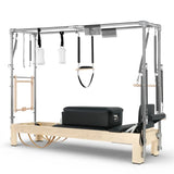 Elina Pilates Cadillac Reformer aus Ahornholz, Seitenansicht mit Polstern in Schwarz und Trapez-Rahmen aus Aluminium