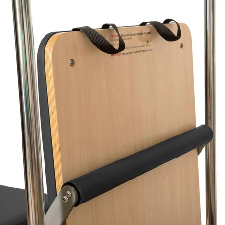 Elina Pilates Cadillac Reformer aus Rock-Ahorn – Detail der gepolsterten Stange an der Holzplatte mit Schlaufen