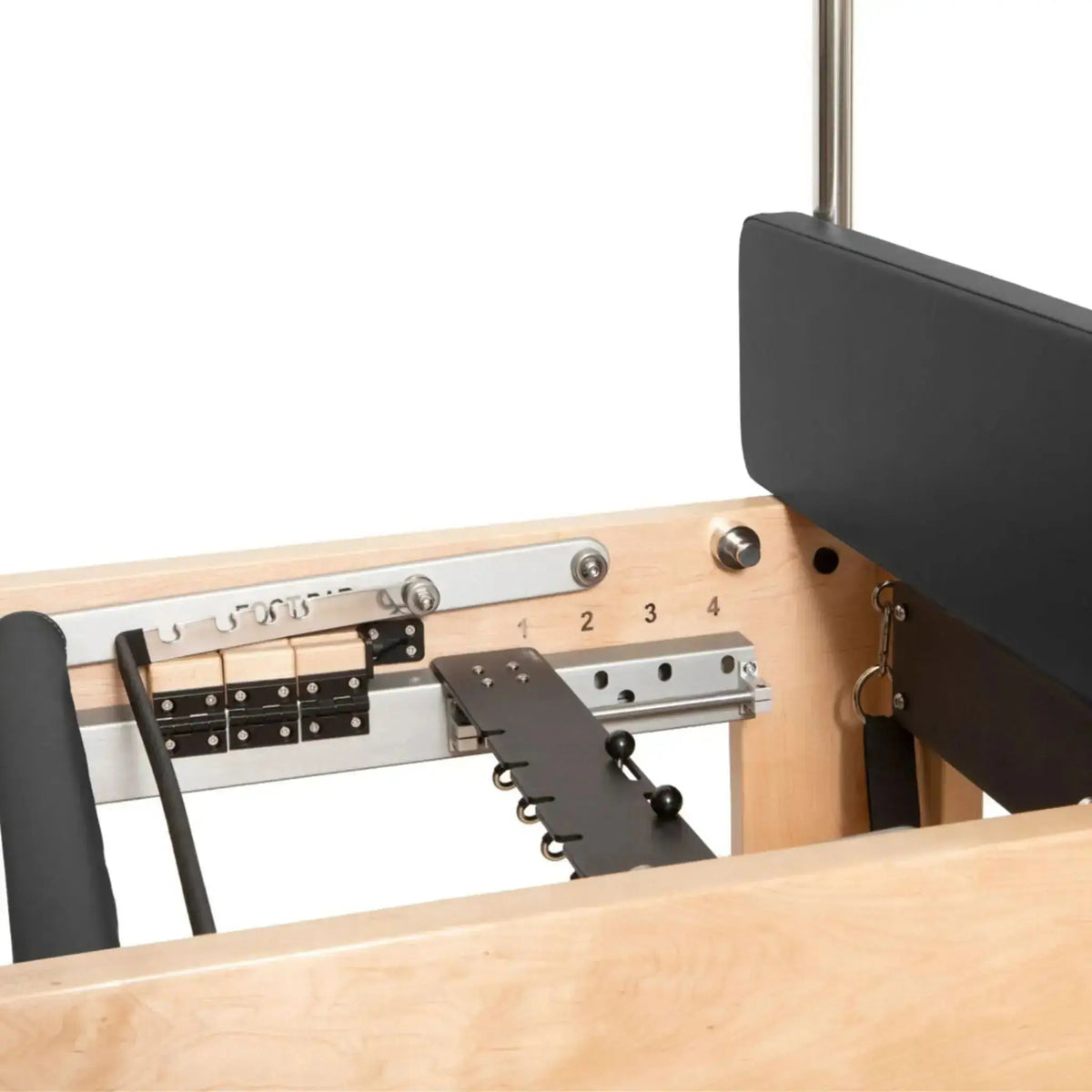 Elina Pilates Cadillac Reformer aus Rock-Ahorn – Detail der Verstellleiste am Rahmen aus Ahornholz
