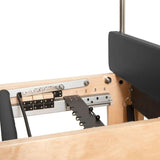 Elina Pilates Cadillac Reformer aus Rock-Ahorn – Detail der Verstellleiste am Rahmen aus Ahornholz