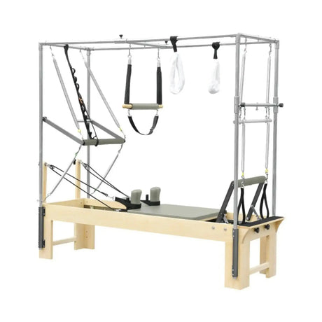 Elina Pilates Cadillac Reformer aus Rock-Ahorn – Schrägansicht mit Trapezrahmen und Polstern in Eisblau