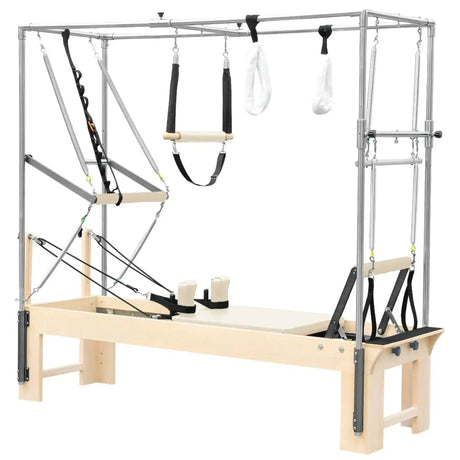 Elina Pilates Cadillac Reformer aus Rock-Ahorn – Schrägansicht mit Trapezrahmen und Polstern in Elfenbein
