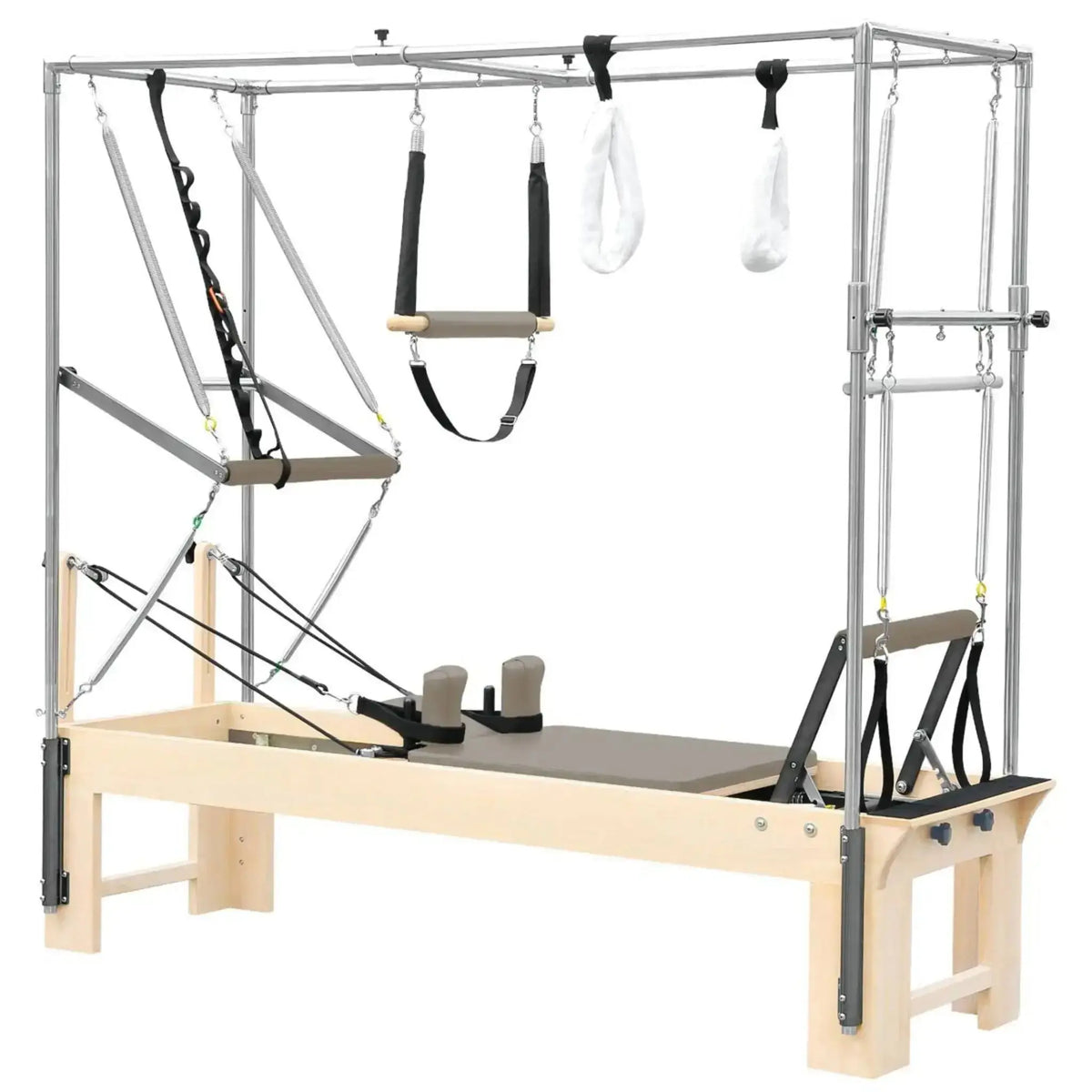 Elina Pilates Cadillac Reformer aus Rock-Ahorn – Schrägansicht mit Trapezrahmen und Polstern in Eukalyptus