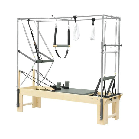 Elina Pilates Cadillac Reformer aus Rock-Ahorn – Schrägansicht mit Trapezrahmen und Polstern in Mokka