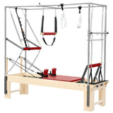 Elina Pilates Cadillac Reformer aus Rock-Ahorn – Schrägansicht mit Trapezrahmen und Polstern in Rot
