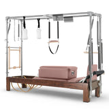 Elina Pilates Cadillac Reformer aus Walnussholz – Schrägansicht mit Stahlrahmen und Polstern in Mokka