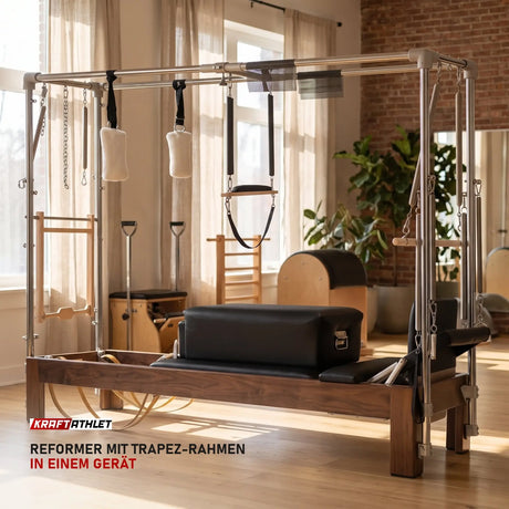Elina Pilates Cadillac Reformer aus Walnussholz in einem hellen Pilates-Studio mit Holz und Leinen