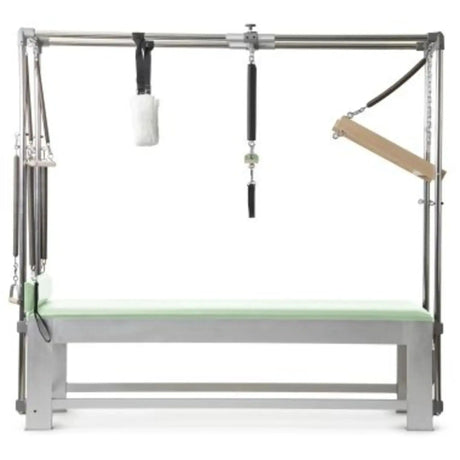 Elina Pilates Classic Cadillac aus Aluminium – Frontalansicht mit Federstange und Polster in Grün