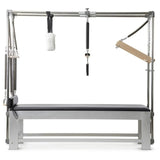 Elina Pilates Classic Cadillac aus Aluminium – Frontalansicht mit Trapez und Federstange
