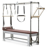 Elina Pilates Classic Cadillac aus Aluminium – Schrägansicht mit Trapezrahmen und Polster in Altrosa