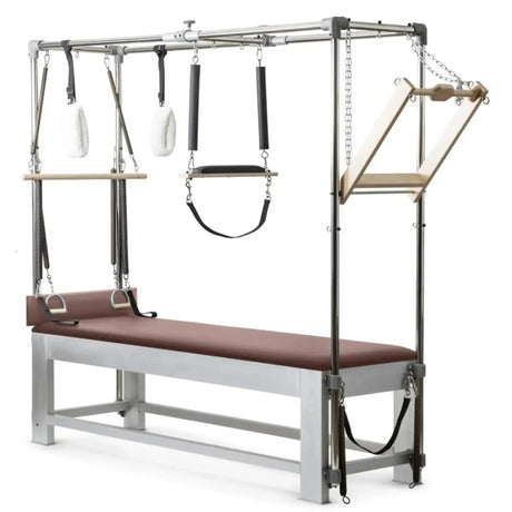 Elina Pilates Classic Cadillac aus Aluminium – Schrägansicht mit Trapezrahmen und Polster in Altrosa