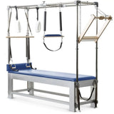 Elina Pilates Classic Cadillac aus Aluminium – Schrägansicht mit Trapezrahmen und Polster in Blau