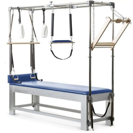 Elina Pilates Classic Cadillac aus Aluminium – Schrägansicht mit Trapezrahmen und Polster in Blau