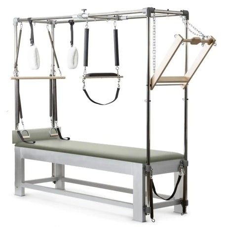 Elina Pilates Classic Cadillac aus Aluminium – Schrägansicht mit Trapezrahmen und Polster in Eisblau