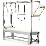 Elina Pilates Classic Cadillac aus Aluminium – Schrägansicht mit Trapezrahmen und Polster in Elfenbein