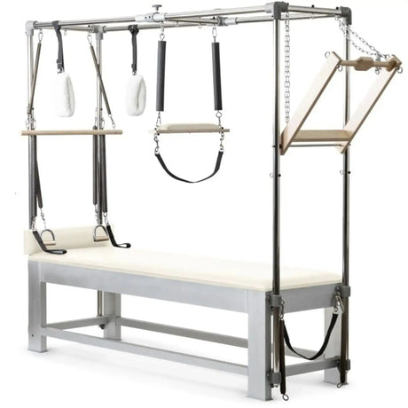 Elina Pilates Classic Cadillac aus Aluminium – Schrägansicht mit Trapezrahmen und Polster in Elfenbein