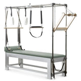 Elina Pilates Classic Cadillac aus Aluminium – Schrägansicht mit Trapezrahmen und Polster in Eukalyptus