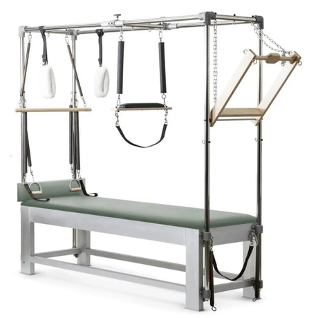 Elina Pilates Classic Cadillac aus Aluminium – Schrägansicht mit Trapezrahmen und Polster in Eukalyptus