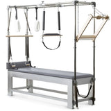 Elina Pilates Classic Cadillac aus Aluminium – Schrägansicht mit Trapezrahmen und Polster in Grau