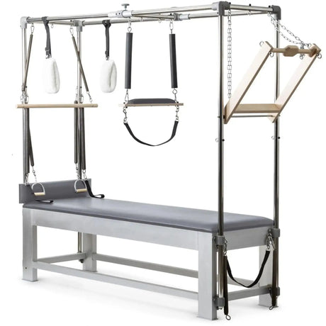 Elina Pilates Classic Cadillac aus Aluminium – Schrägansicht mit Trapezrahmen und Polster in Grau